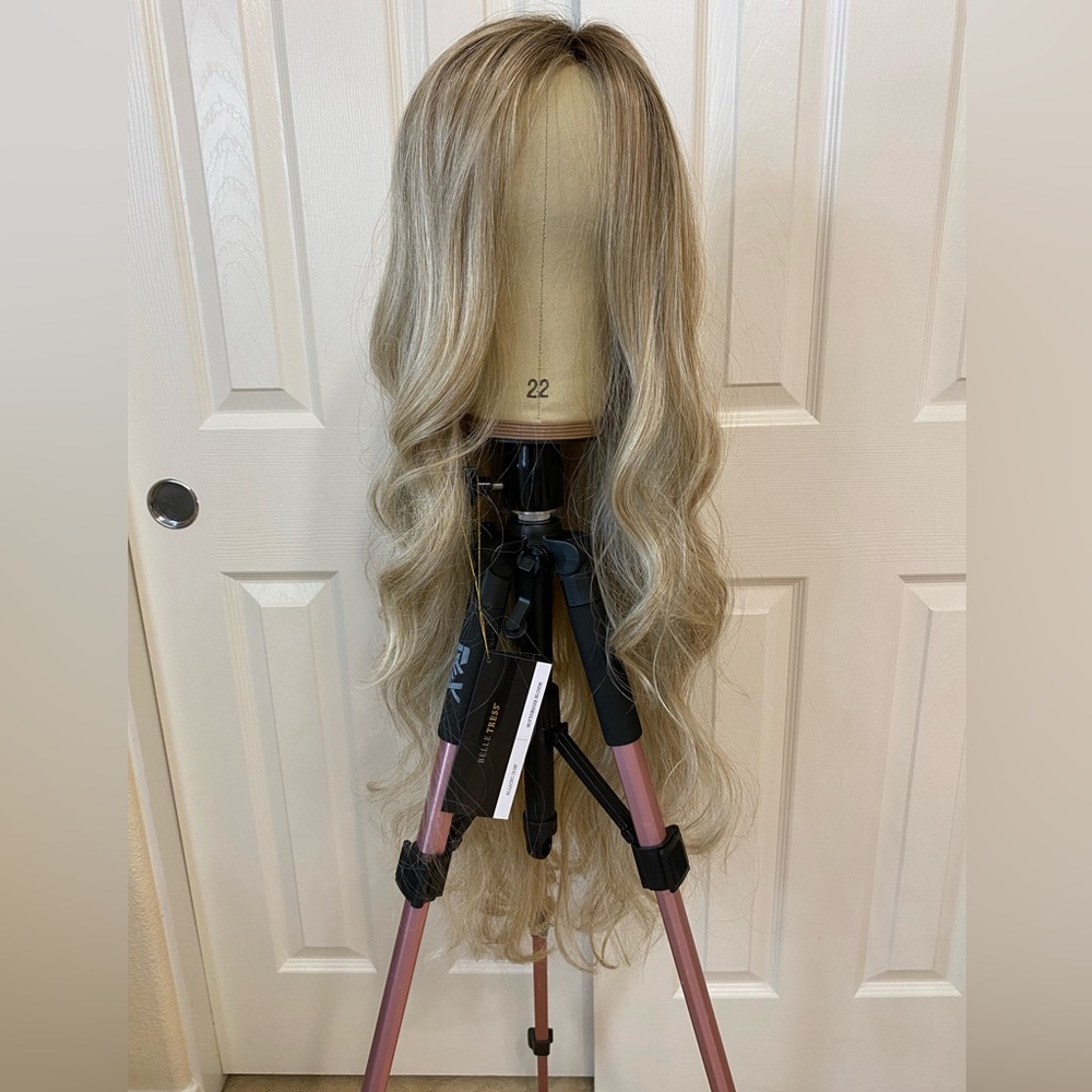 Belle Tress Allegro 28 Butterbeer Blonde 28” ultra long luxury wig. NWT
